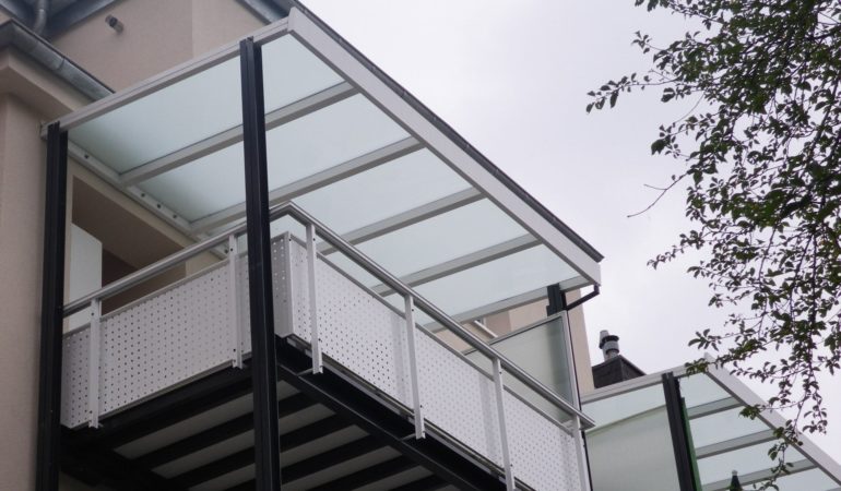 10 Zadaszenia balkonowe