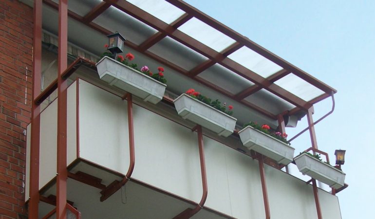 12 Zadaszenia balkonowe